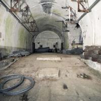 Ligne Maginot - MONT AGEL - (Ouvrage d'artillerie) - Bloc 3
Le hall d'entrée du téléphérique dans le bloc 3, vu vers le fond avec deux créneaux de défense dans le mur de fond et portes latérales.