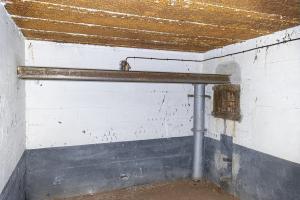 Ligne Maginot - HOCHWALD C3 - (Casemate d'infanterie - Double) - Chambre de tir haute, le créneau JM conservé équipé d'un bi-rail après guerre