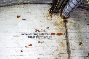 Ligne Maginot - KOENIGSMACKER (FESTE DE) - (Ouvrage d'artillerie) - Caserne B
Inscription allemande, 'Deckel wenn Lüftung in Betrieb offen lassen, sonst zu machen'
