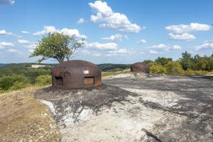 Ligne Maginot - EINSELING NORD - C72 - (Casemate d'infanterie - Simple) - A gauche cloche GFM type A, à droite cloche GFM modifiée en type B