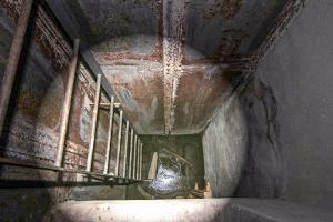 Ligne Maginot - GRANGES COMMUNES - (Ouvrage d'infanterie) - Bloc 2
L'issue de secours est située au niveau du fossé et le bloc étant dépourvu de niveau inférieur, un puits donne accès à cette dernière  depuis le niveau supérieur du bloc.