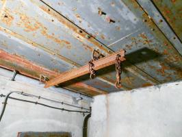Ligne Maginot - GRANGES COMMUNES - (Ouvrage d'infanterie) - Bloc 2
Fixation d'un palan pour monter les munitions ou autres.