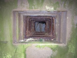 Ligne Maginot - DRACHENBRONN NORD OUEST - (Casemate d'infanterie) - Détail du créneau JM et canon de 37. Noter le dégagement à droite pour la lunette du canon, afin d'accroître le champ de tir horizontal  