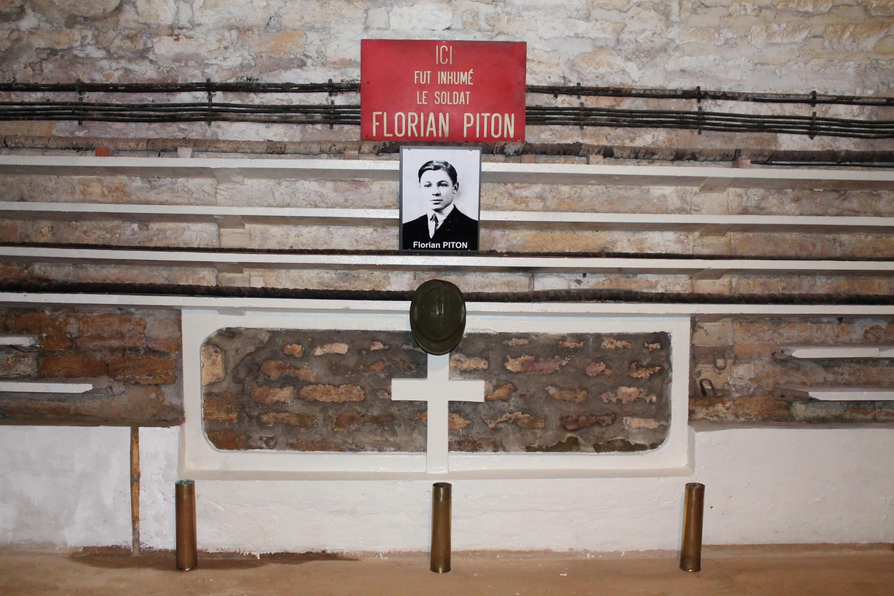 Ligne Maginot - FERMONT - A2 - (Ouvrage d'artillerie) - La tombe provisoire du soldat Piton dans la gare D
Le soldat Florian Piton fut exhumé en 1946 et rendu à sa famille - P. Rebouche