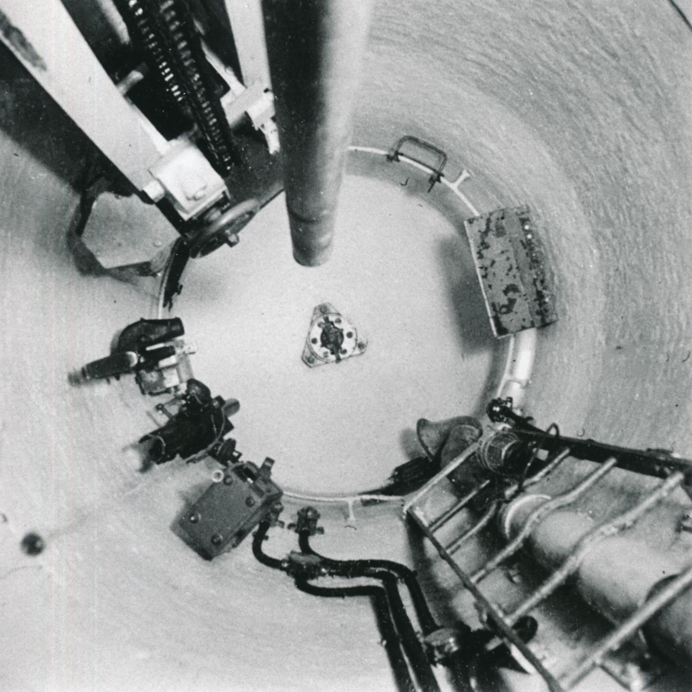 Ligne Maginot - FERME CHAPPY - A1 - (Ouvrage d'infanterie) - La cloche GFM vu du bas, le plancher mobile étant baissé
On y retrouve l'armement (support de FM, mortier de 50 et munitions), un téléphone TM32 avec son casque et une baladeuse électrique.
L'episcope est en place dans le créneau