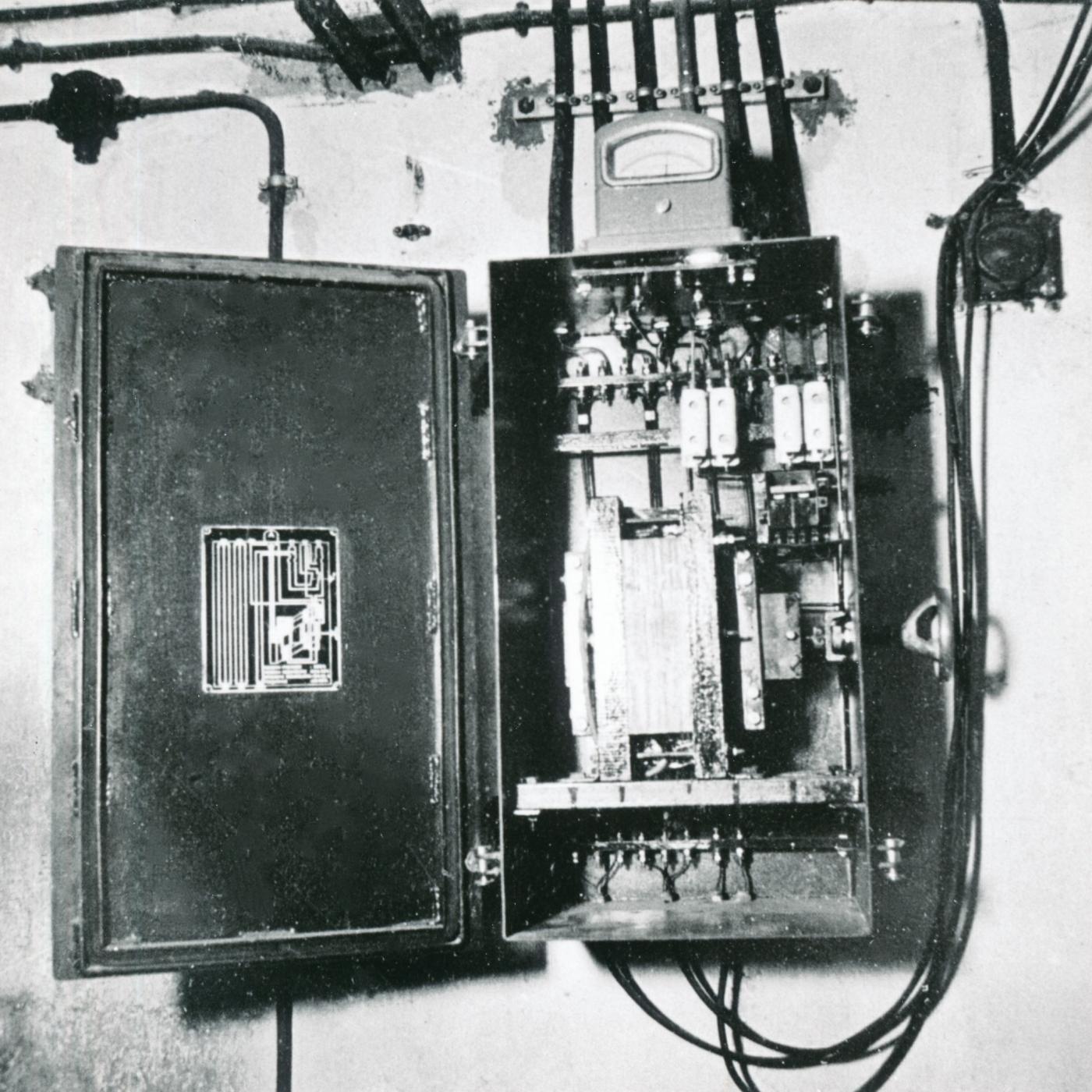 Ligne Maginot - FERME CHAPPY - A1 - (Ouvrage d'infanterie) - Cloche GFM. 
Le boitier d'alimentation du projecteur du projecteur extérieur Eve et Noizet