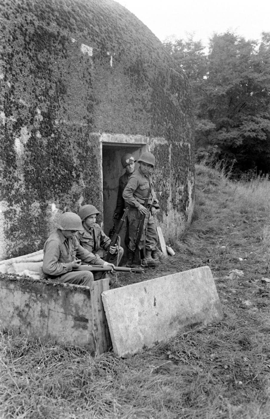 Ligne Maginot - GUENTRANGE (FESTE DE) - (Ouvrage d'artillerie) - Les troupes américaines utilisent l'ouvrage 
Sortie de l'un des abris de piquet - Ralph Morse 