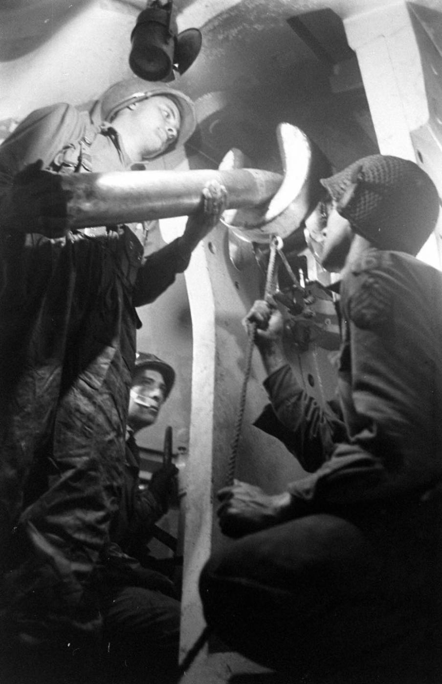 Ligne Maginot - GUENTRANGE (FESTE DE) - (Ouvrage d'artillerie) - Les troupes américaines utilisent l'ouvrage 
Tourelle de 105 mm de l'une des batteries
 - Ralph Morse 