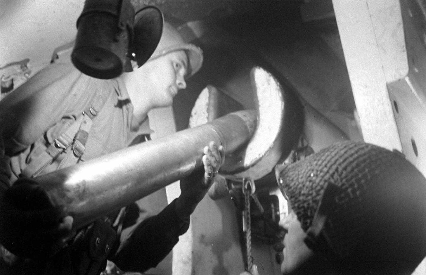 Ligne Maginot - GUENTRANGE (FESTE DE) - (Ouvrage d'artillerie) - Les troupes américaines utilisent l'ouvrage 
Tourelle de 105 mm de l'une des batteries
 - Ralph Morse 