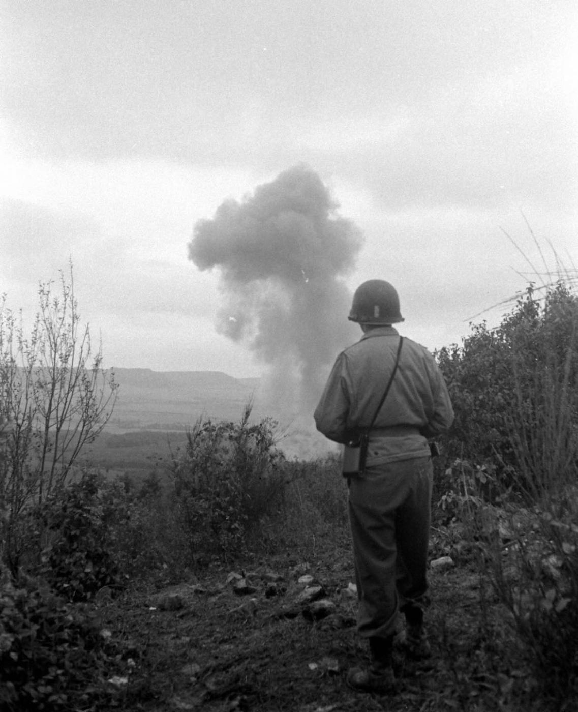Ligne Maginot - GUENTRANGE (FESTE DE) - (Ouvrage d'artillerie) - Les troupes américaines utilisent l'ouvrage 
Résultat du tir d'une des pièces de 105 mm de l'ouvrage
 - Ralph Morse 