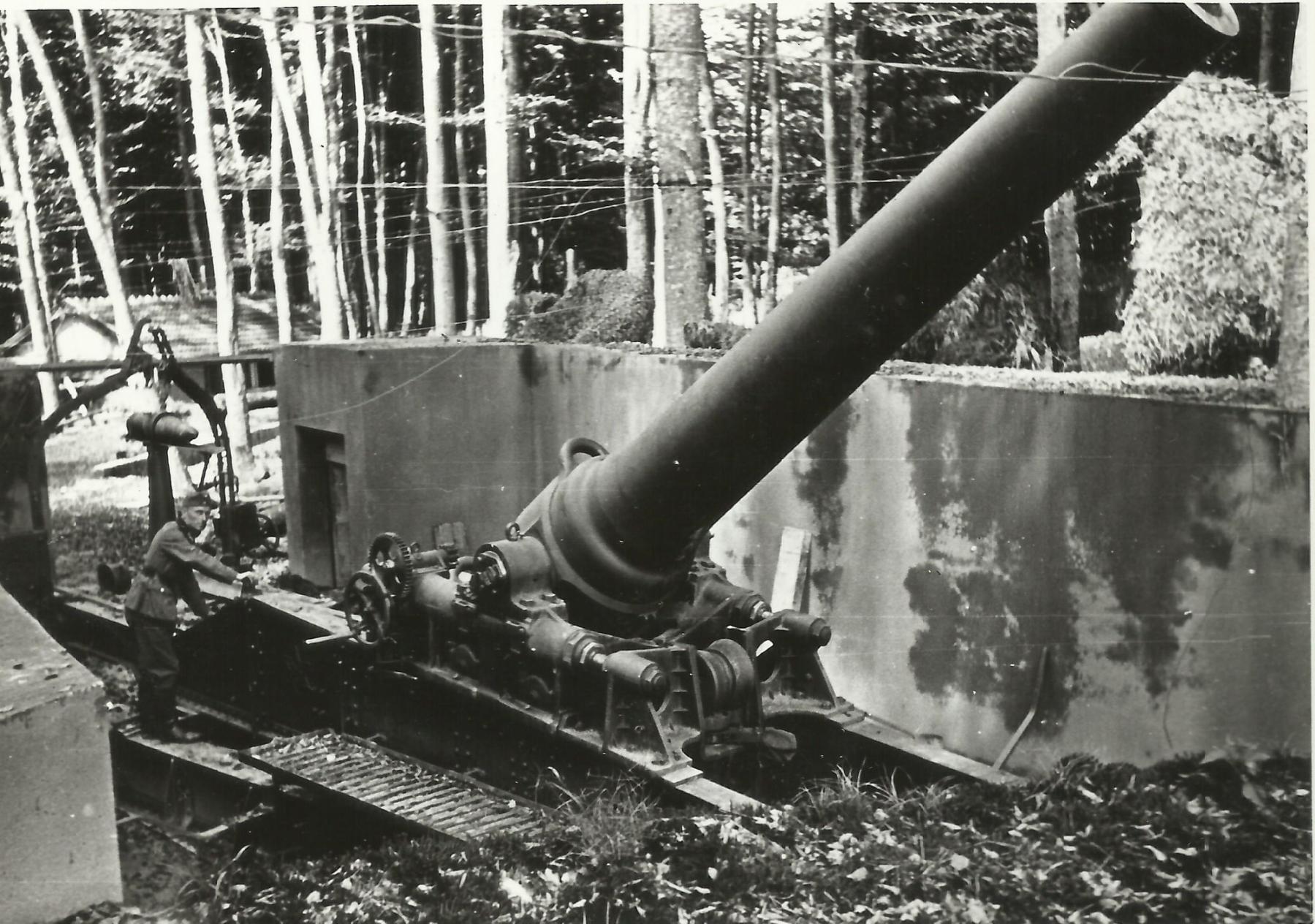 Ligne Maginot - STRENGWALD (BATTERIE DU) - (Position d'artillerie préparée) - L'une des pièces de 240mm modèle 1884 / 17 en 1940
Photo allemande