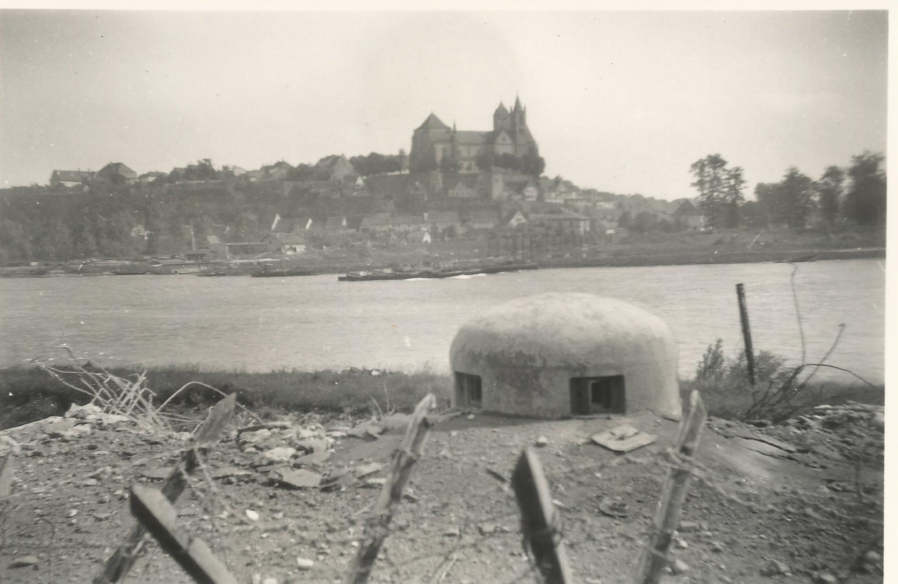 Ligne Maginot - 31/1 - PONT DE BATEAUX DE NEUF BRISACH - (Casemate d'infanterie - Double) - La casemate vue du coté français avec l'Allemagne en face - Inconnu