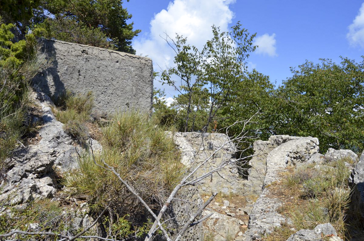 Ligne Maginot - BAISSE DE SCUVION 2 - (Cuve pour arme d'infanterie) - Au centre poste 2, à gauche bloc 3 - Michal Prasil