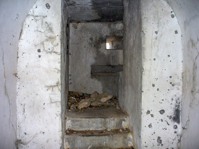 Ligne Maginot - BAISSE DE SCUVION - (Ouvrage d'infanterie) - Bloc 3
Accès à la chambre de tir pour mitrailleuse Hotchkiss - Marc ENDINGER