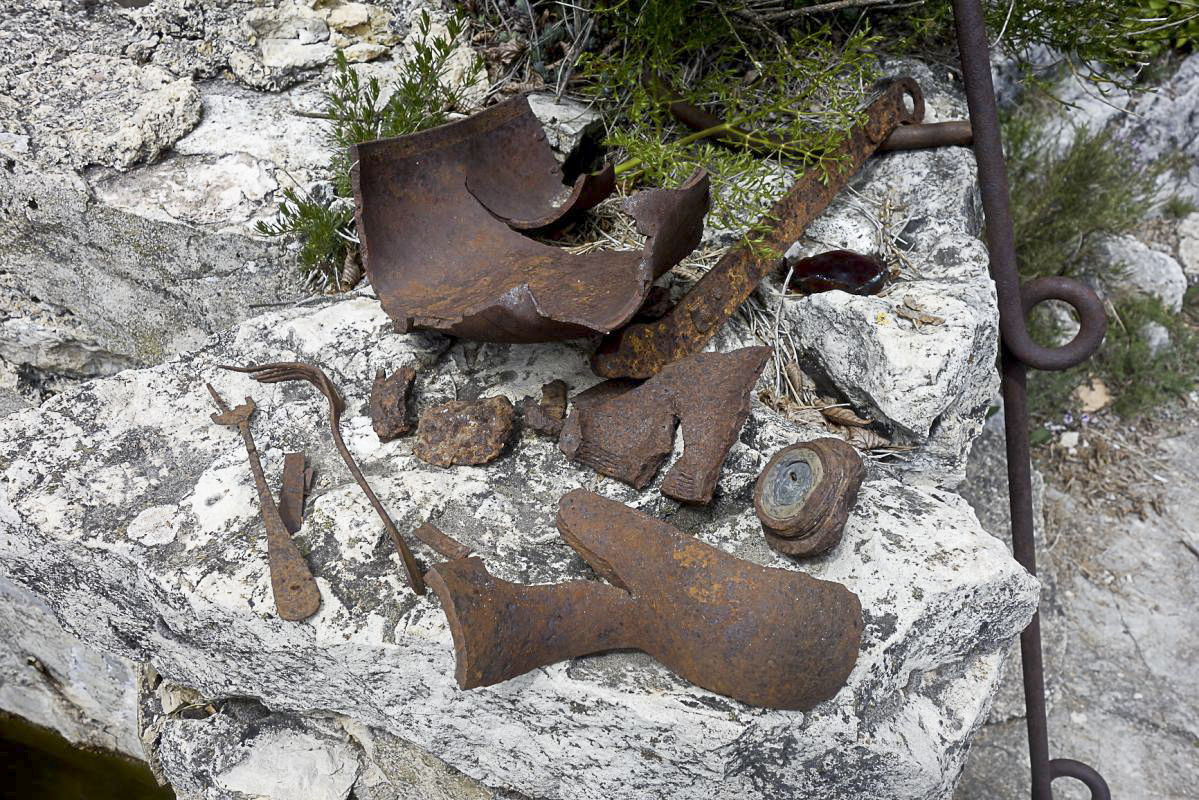 Ligne Maginot - BAISSE DE SCUVION - (Ouvrage d'infanterie) - Vestiges près de la cuisine : éclats d'obus, couverts ... - M Teiten