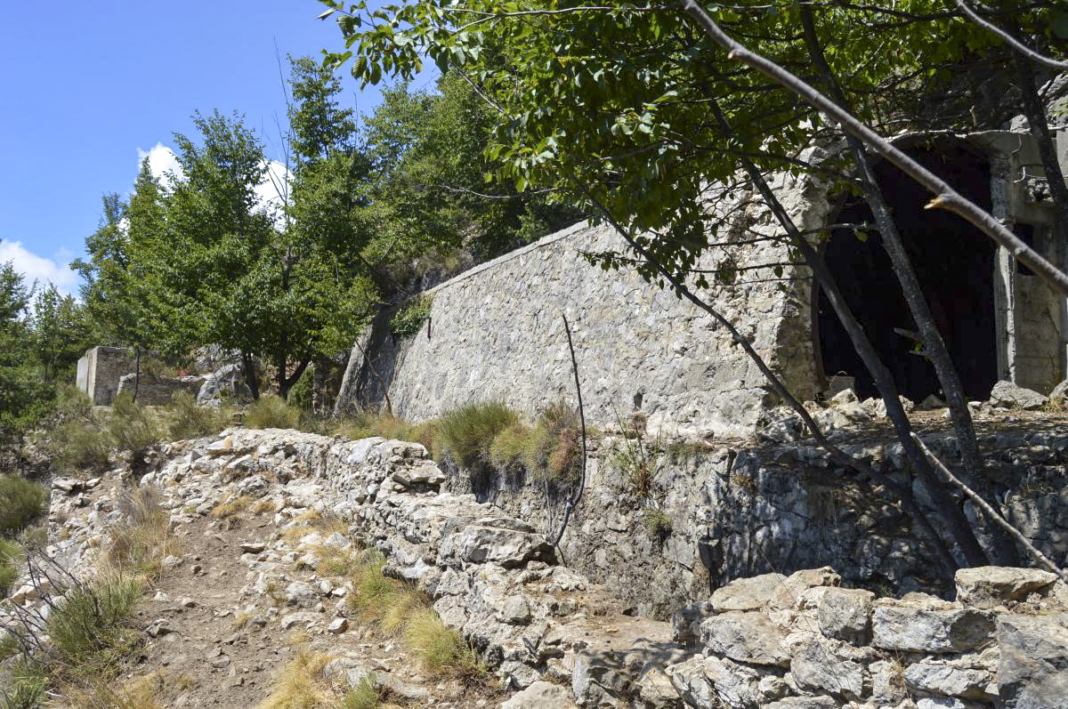 Ligne Maginot - Baisse de Scuvion 7 - A gauche citernes d'eau, à droite abri, au premier plan tranchée maçonnée - Michal Prasil