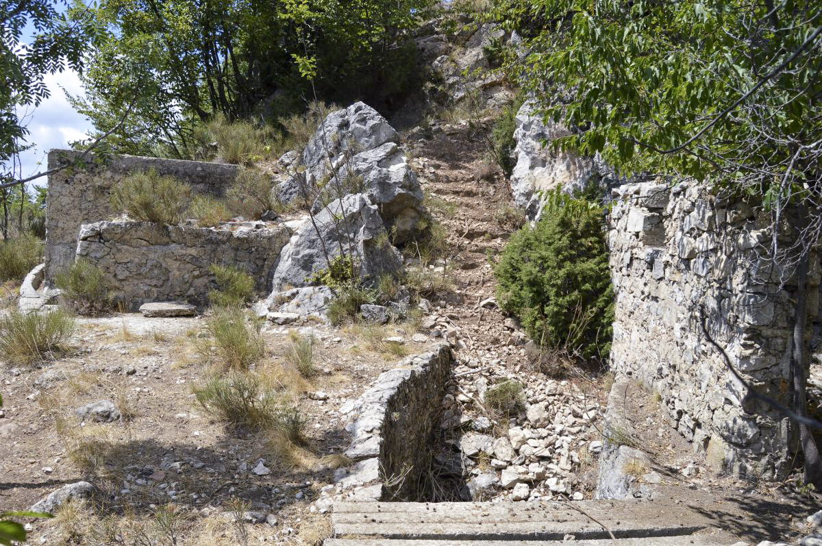 Ligne Maginot - Baisse de Scuvion 7 - A gauche citernes d’eau, à droite cuisine, devant tranchée, à l'arrière-plan escalier vers postes 3, 4, 5, 6 - Michal Prasil