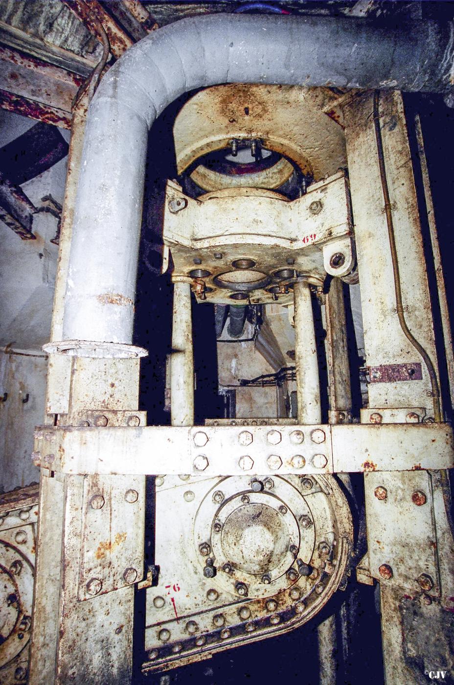Ligne Maginot - BERENBACH - A26 - (Ouvrage d'infanterie) - Bloc 1
Les restes de la tourelle de mitrailleuses - Lia VERMEULEN