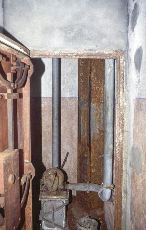 Ligne Maginot - GOMELANGE - X32 - (Abri) - Cloche GFM encore pourvue de son ventilateur à main et panier à douilles - Valentin Hemmert