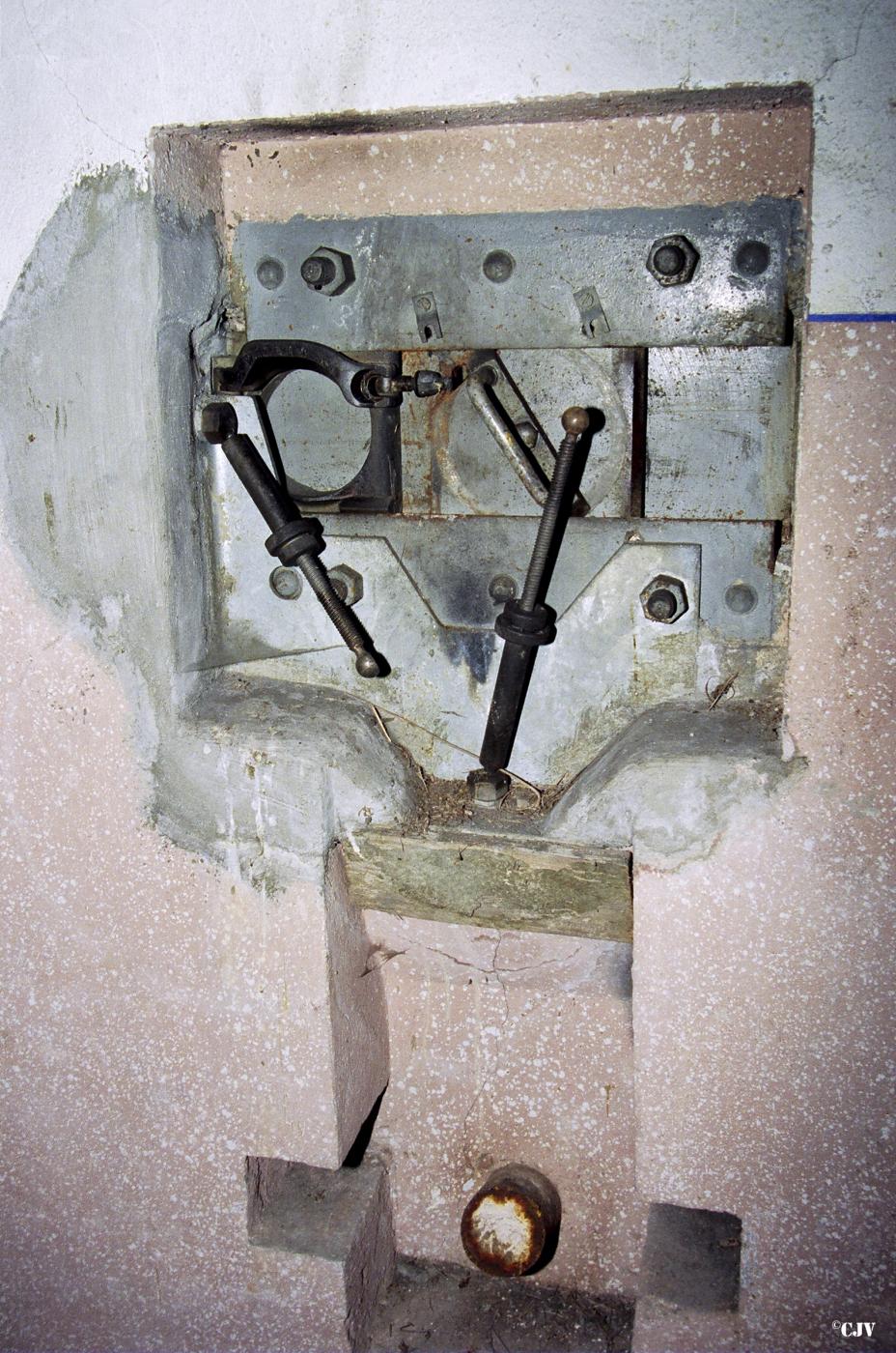 Ligne Maginot - GOMELANGE - X32 - (Abri) - Créneau de façade pour FM24/29 avec le support pour la rotule RB et les verins de maintien de l'arme