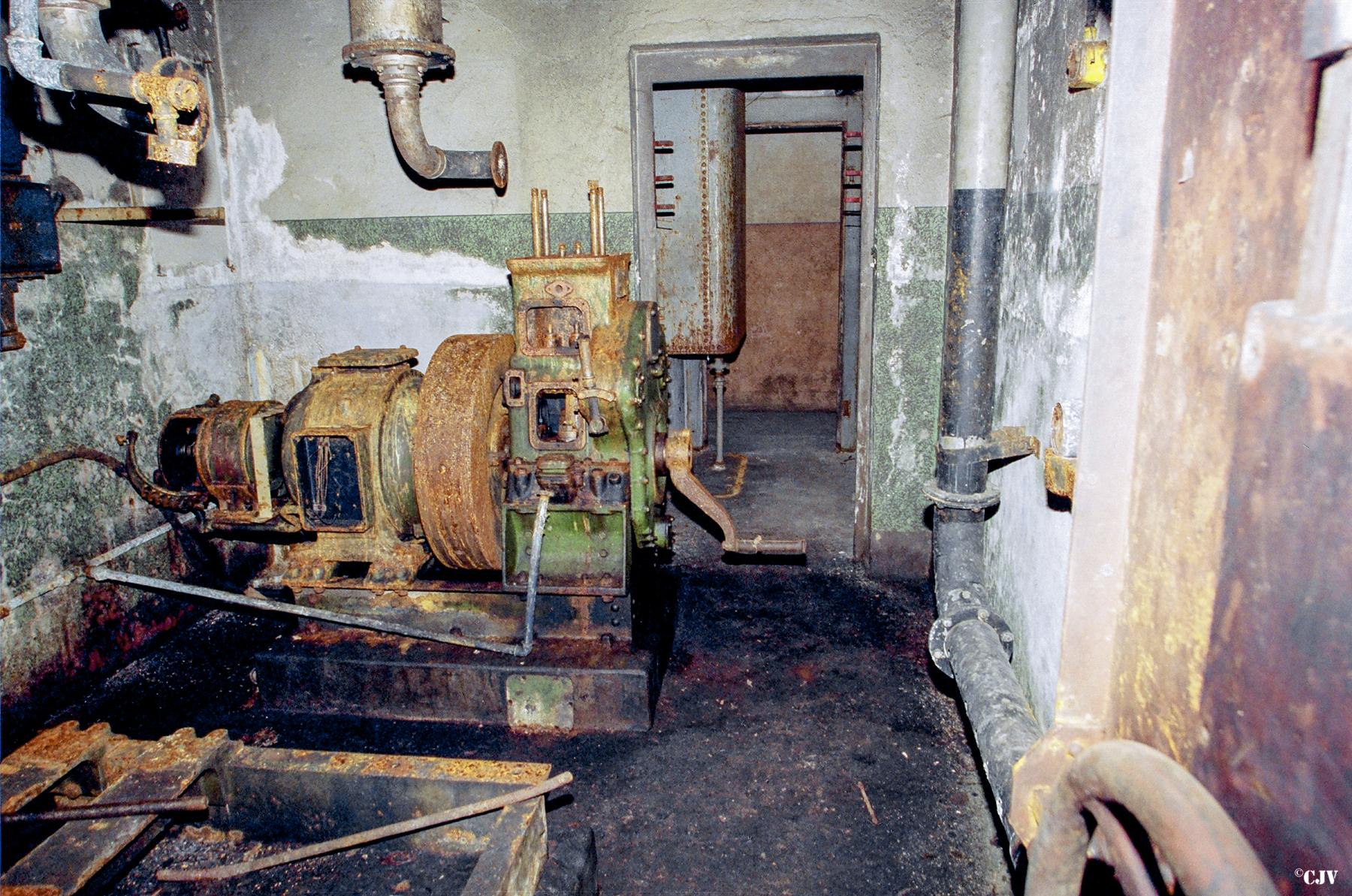 Ligne Maginot - GOMELANGE - X32 - (Abri) - L'un des deux groupes électrogènes SUPDI qui alimentaient l'abri en électricité  - Lia VERMEULEN