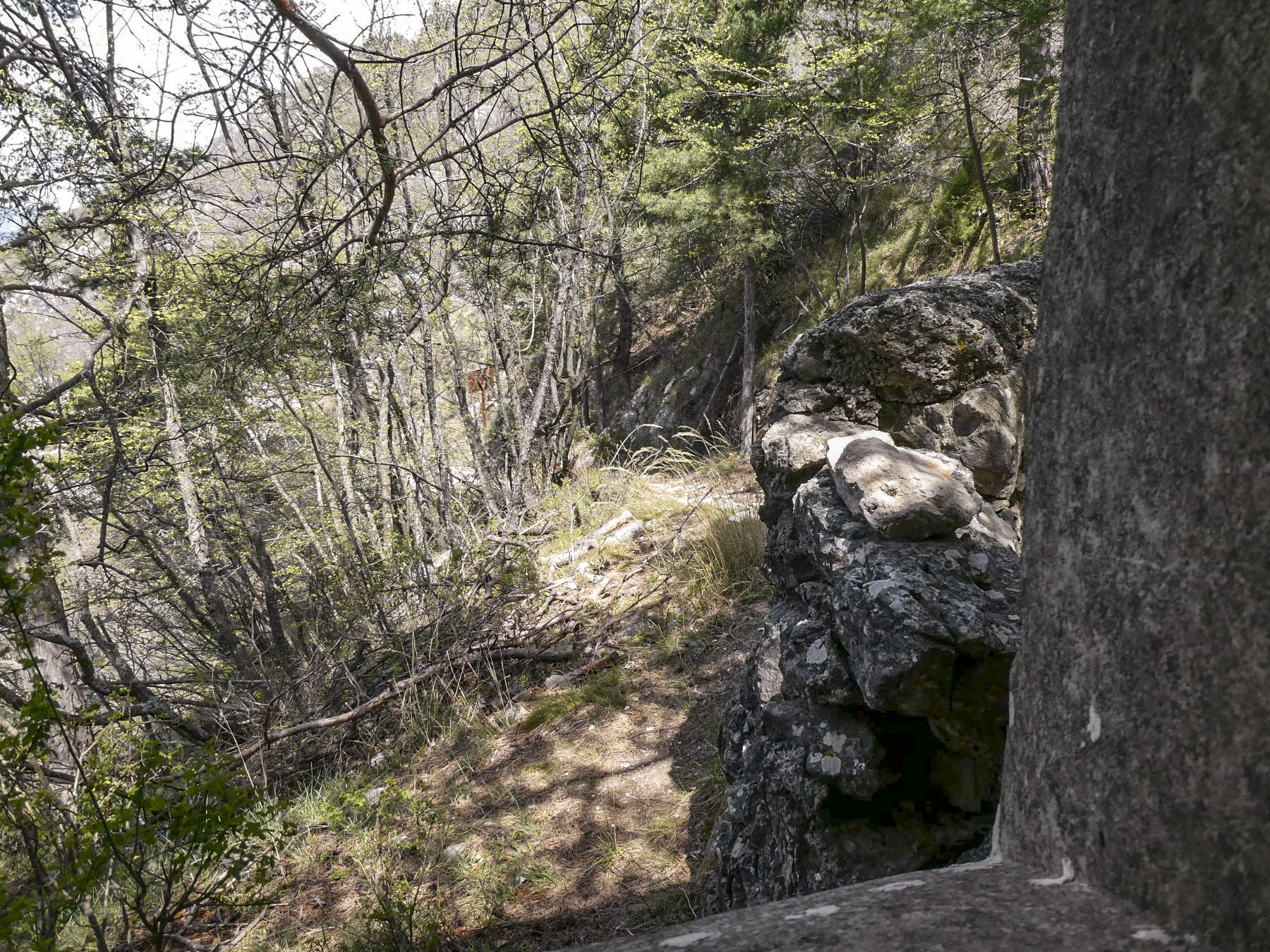 Ligne Maginot - PIERRE POINTUE 2 - (Blockhaus pour arme infanterie) - Vue du créneau protégeant le chemin d'accès à l'AP - ELLENA Daniel - CUNY Philippe