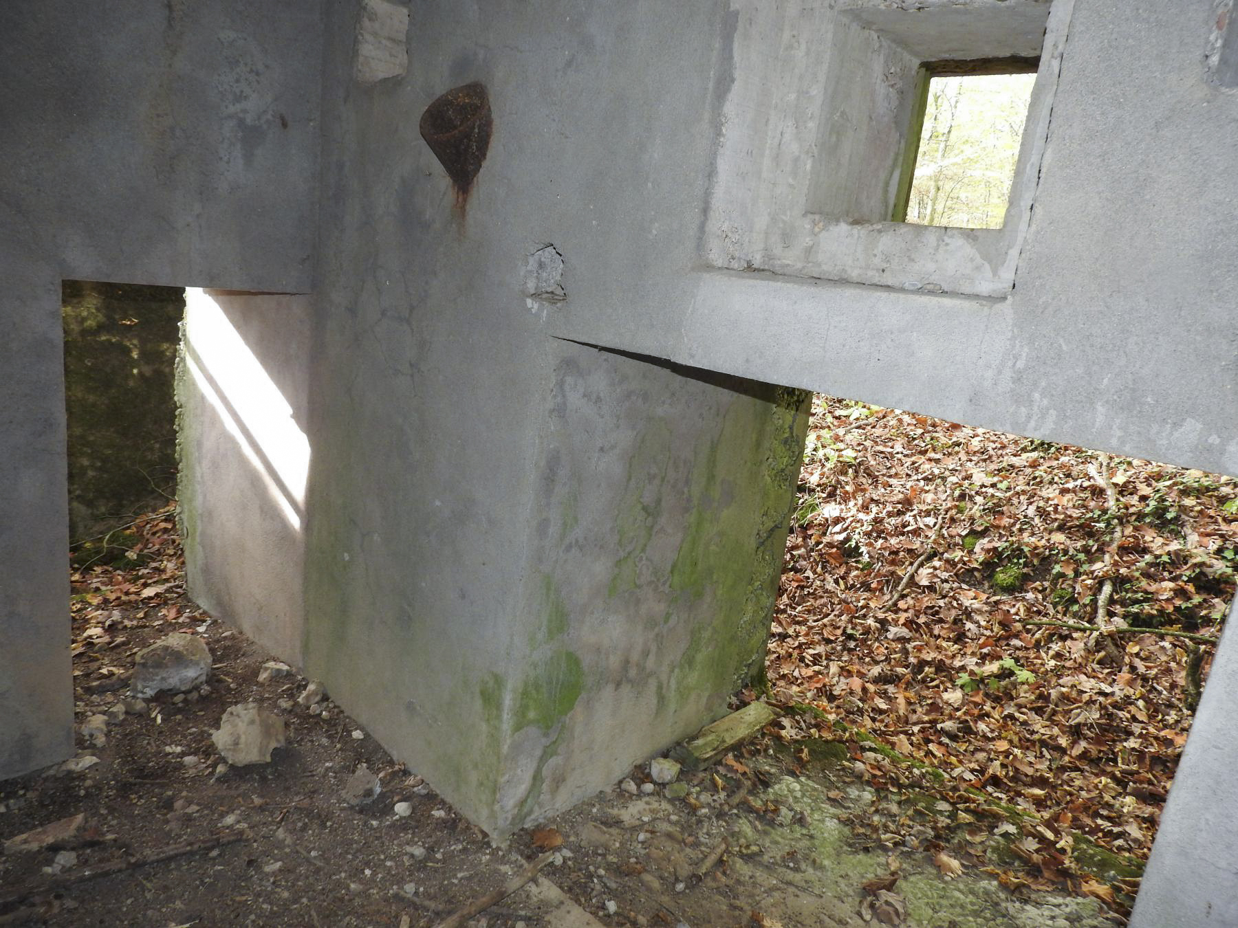 Ligne Maginot - KAISERWALD - (Blockhaus pour canon) - Les entrées et la niche pour une ventilation au-dessus de l'entrée matériel. - STENGER Mathieu