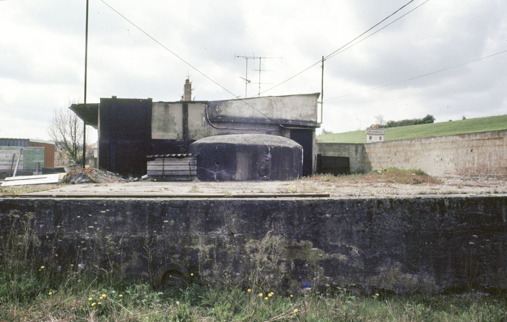 Ligne Maginot - MOULIN DE LA BIBICHE - (Poste GRM - Maison Forte) - Blockhaus vu de l'avant.
Etat en 1991 - ammagsdr