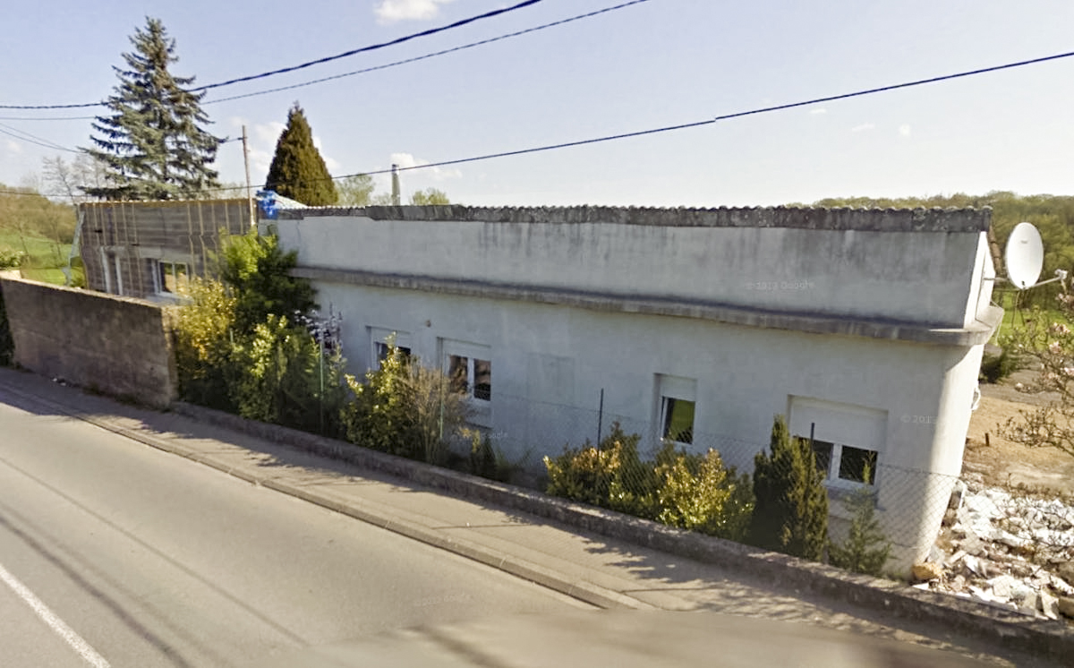Ligne Maginot - MOULIN DE LA BIBICHE - (Poste GRM - Maison Forte) - L'ancien corps de la MF est toujours présent et s'est vu doté d'une extension recouvrant le blockhaus. - Google StreetView