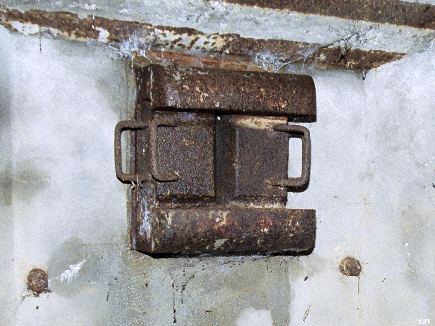 Ligne Maginot - MOULIN DU HAUT 1 - (Blockhaus pour arme infanterie) - Trémie Condé  avec ses volets obturateurs
Le blockhaus n'est doté que de la plaque d'embrasure Condé, la trémie elle même n'a pas été montée. - Lia VERMEULEN