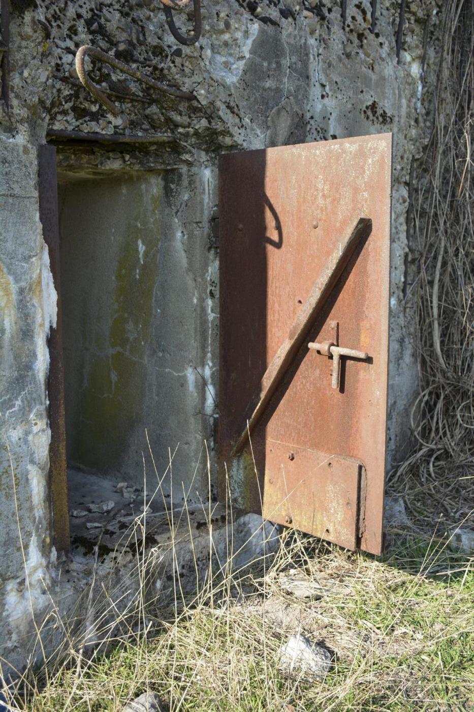 Ligne Maginot - VEILLERBERG - (Blockhaus pour canon) - L'accès pour les hommes du coté droit du blockhaus,
Détail de la porte - Pascal Lambert