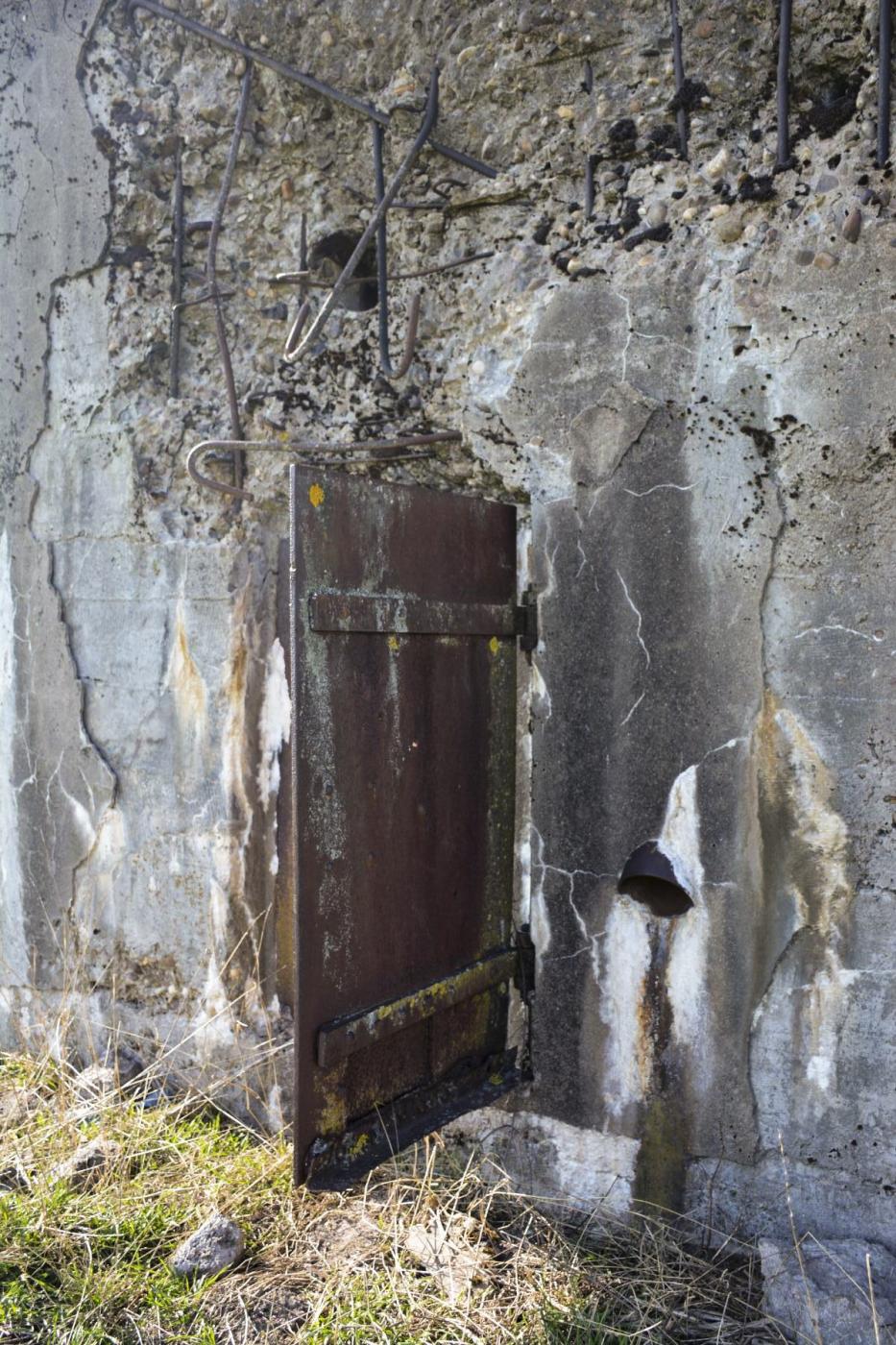Ligne Maginot - VEILLERBERG - (Blockhaus pour canon) - L'accès pour les hommes du coté droit du blockhaus,
Détail de la porte - Pascal Lambert