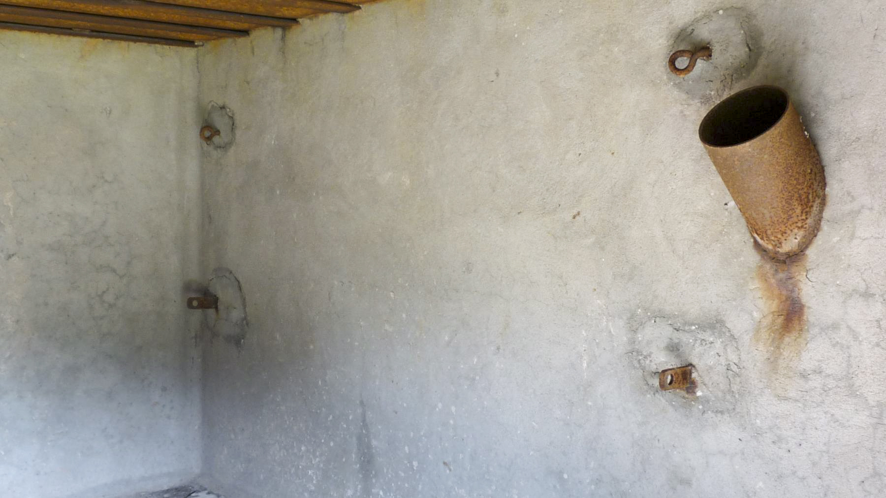 Ligne Maginot - VEILLERBERG - (Blockhaus pour canon) - Détail des crochets pour les hamacs et de la goulotte à grenade - Sylvie-Laure LAMBERT