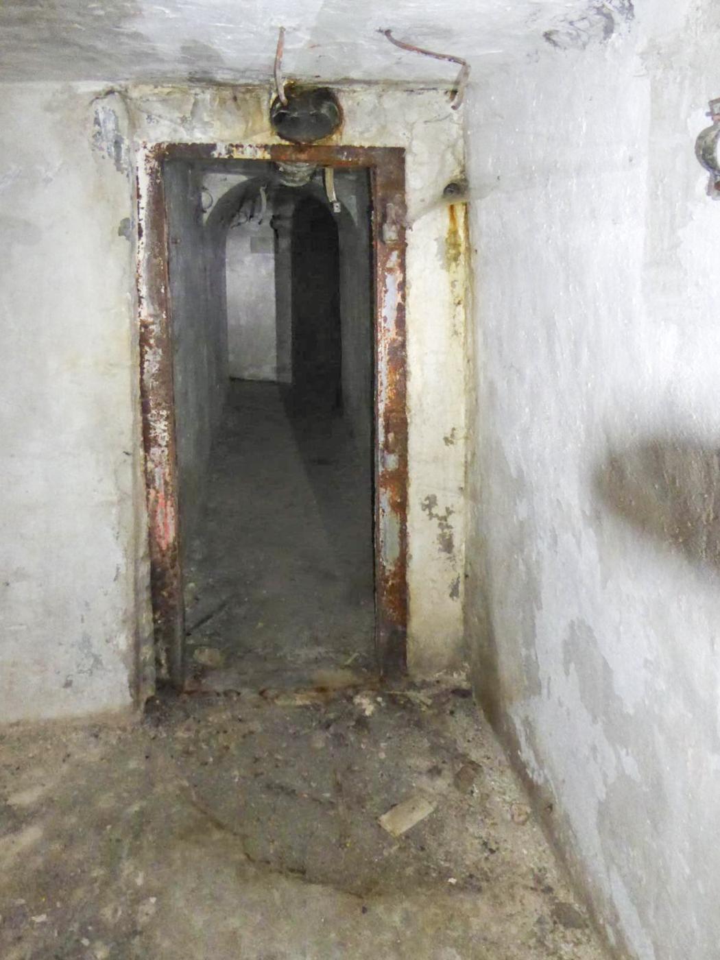 Ligne Maginot - CASTEL VIEIL - (Ouvrage d'infanterie) - Bloc 4 
La porte étanche - ELLENA Daniel - CUNY Philippe