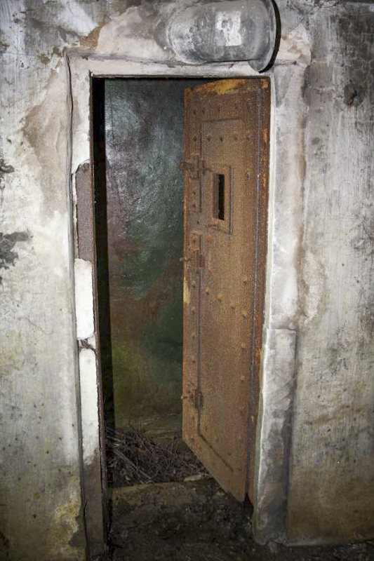 Ligne Maginot - BB2 - (Blockhaus pour canon) - Vue intérieure vers la porte d’accès - Fré Do