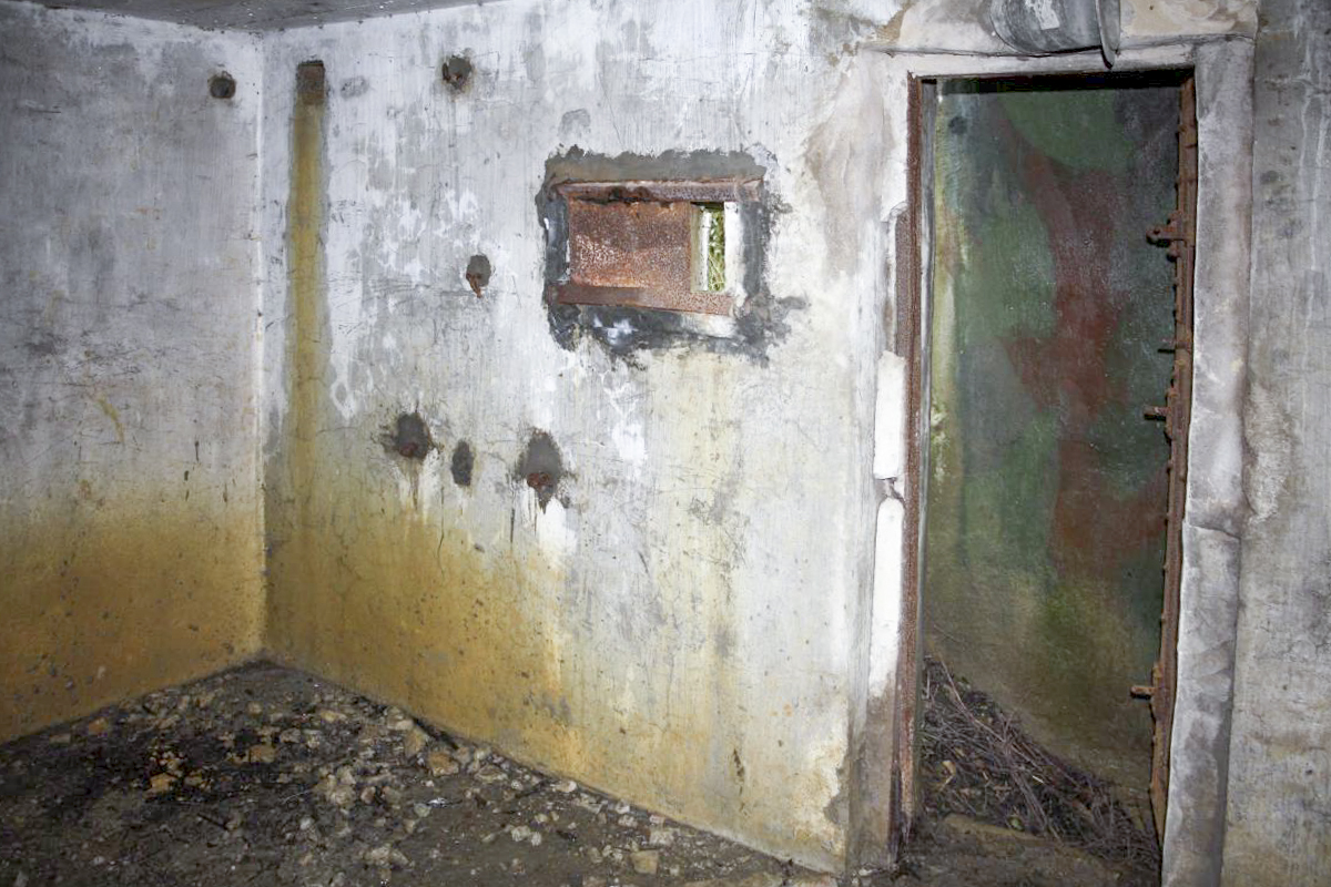 Ligne Maginot - BB2 - (Blockhaus pour canon) - Vue intérieure.
On voit encore des traces de camouflage dans l'entrée - Fré Do