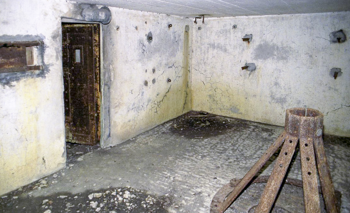 Ligne Maginot - BB2 - (Blockhaus pour canon) - Support du canon encore en place - Valentin Hemmert