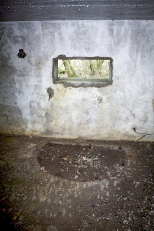 Ligne Maginot - BB2 - (Blockhaus pour canon) - Créneau du canon, avec embase au sol de l’affût - Fré Do