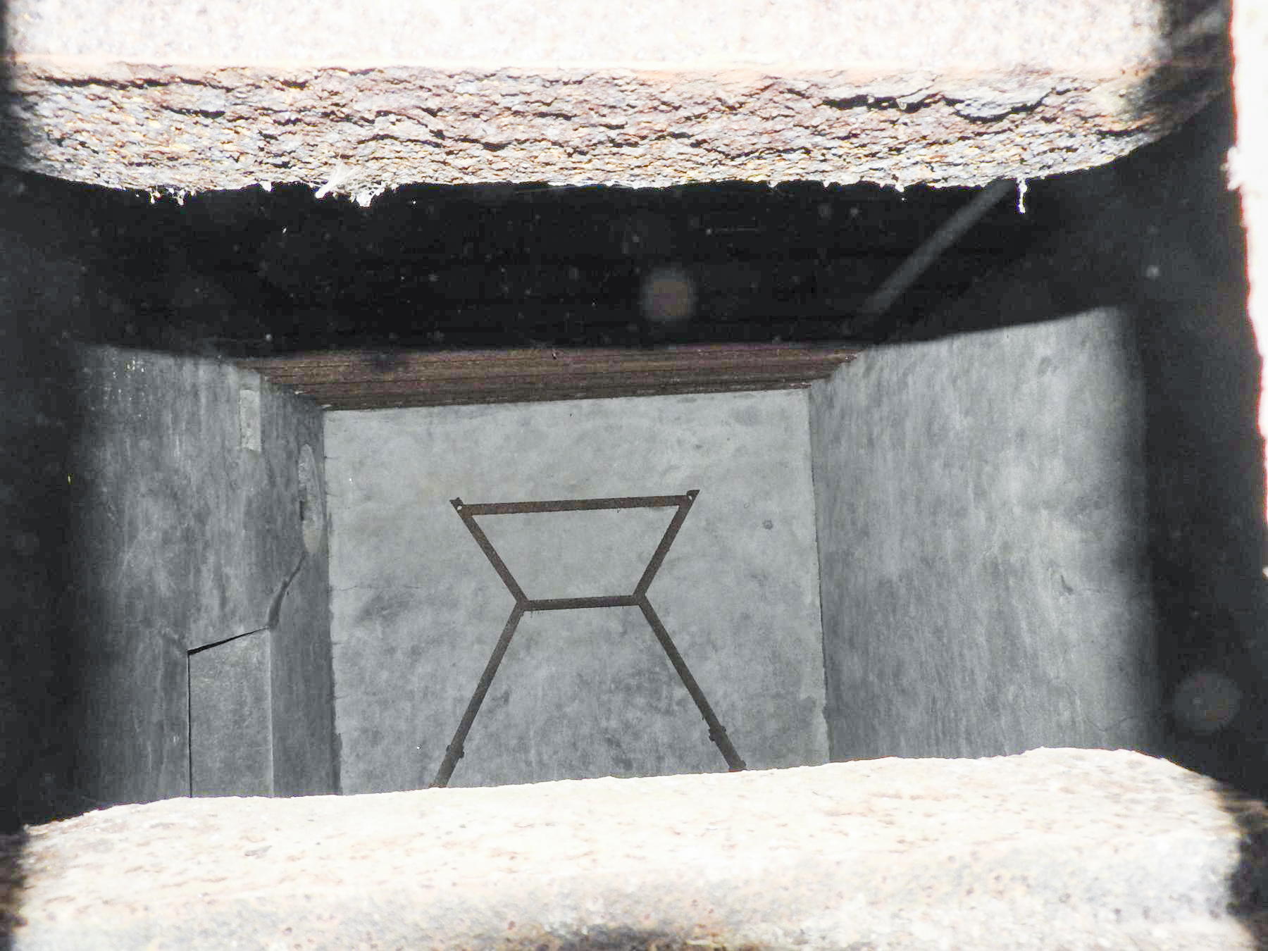 Ligne Maginot - MUEHLENBACH 1 - (Blockhaus pour arme infanterie) - Une vague vue de l'intérieur par le créneau. - STENGER Mathieu