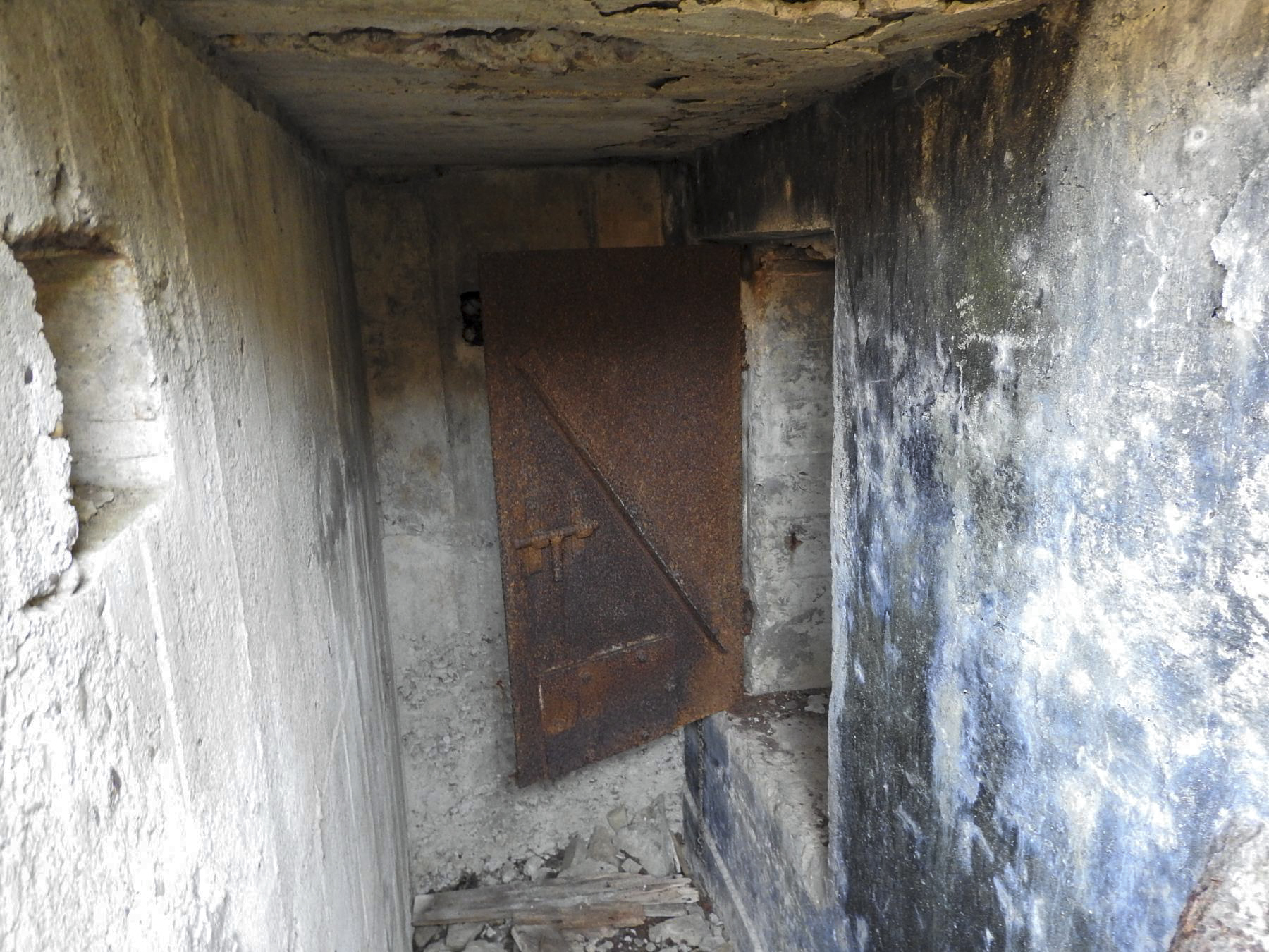 Ligne Maginot - MUEHLENBACH 2 - (Blockhaus pour arme infanterie) - L'entrée du blockhaus avec à gauche un petit créneau de tir. - STENGER Mathieu