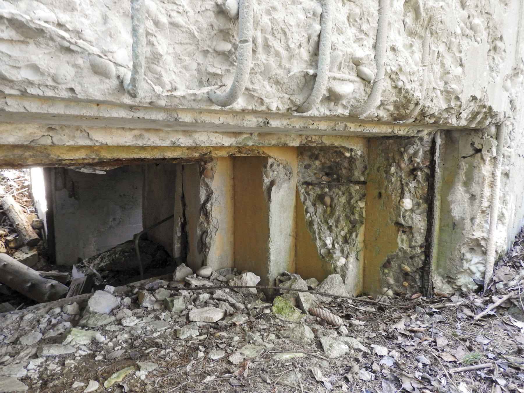 Ligne Maginot - MUEHLENBACH 3 - (Blockhaus pour canon) - L'embrasure pour un canon anti-char. Elle semble porter les traces d'un impact de tir. - STENGER Mathieu