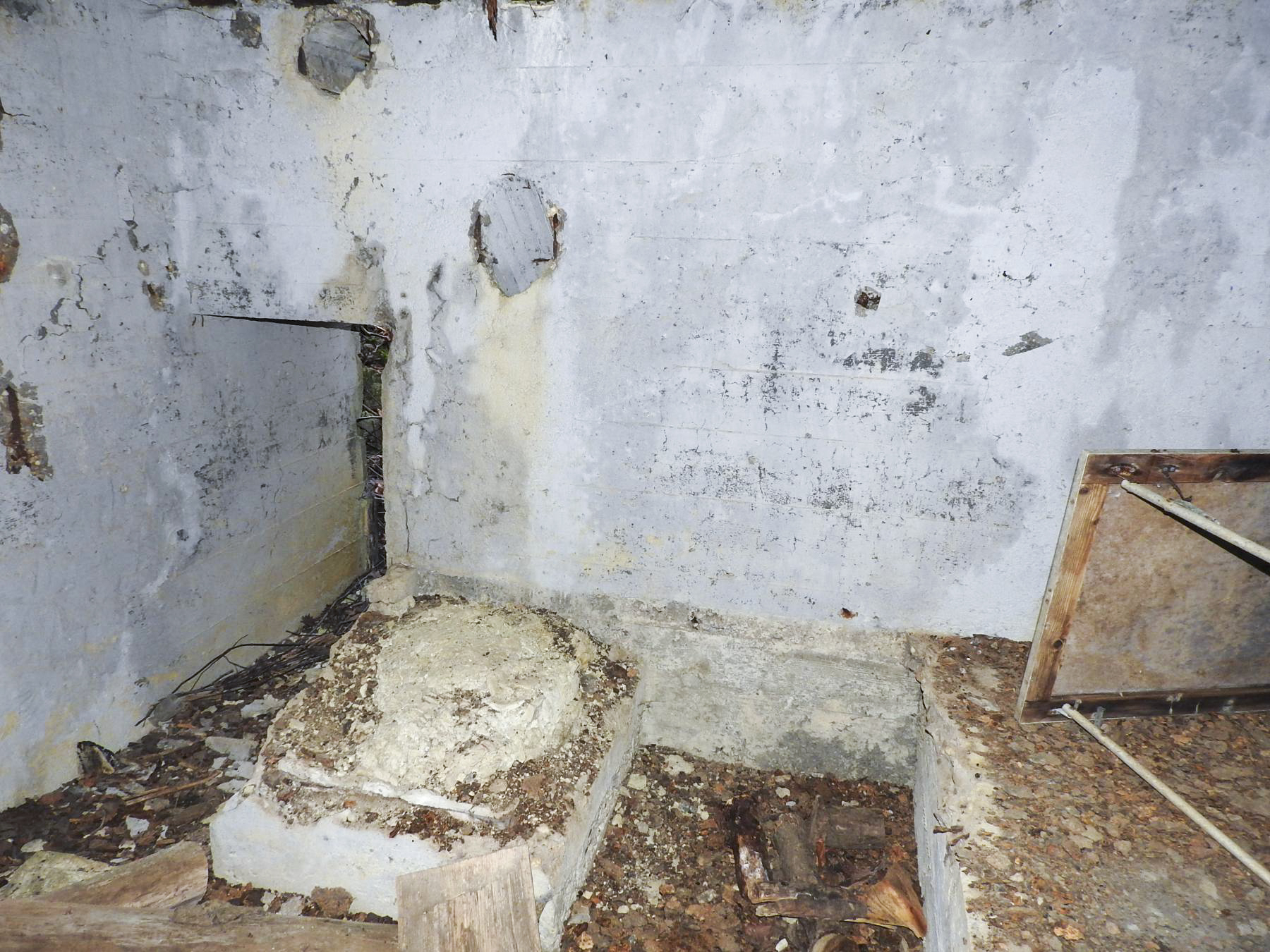 Ligne Maginot - MUEHLENBACH 3 - (Blockhaus pour canon) - L'entrée latérale et l'un des plots de bloquage du canon. - STENGER Mathieu
