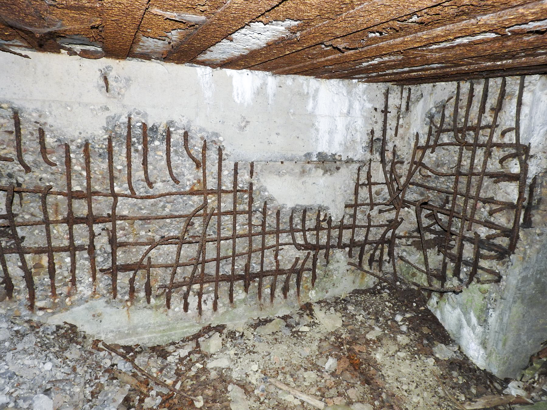 Ligne Maginot - MUEHLENBACH 4 - (Blockhaus pour canon) - L'état de l'intérieur du mur Est.  - STENGER Mathieu
