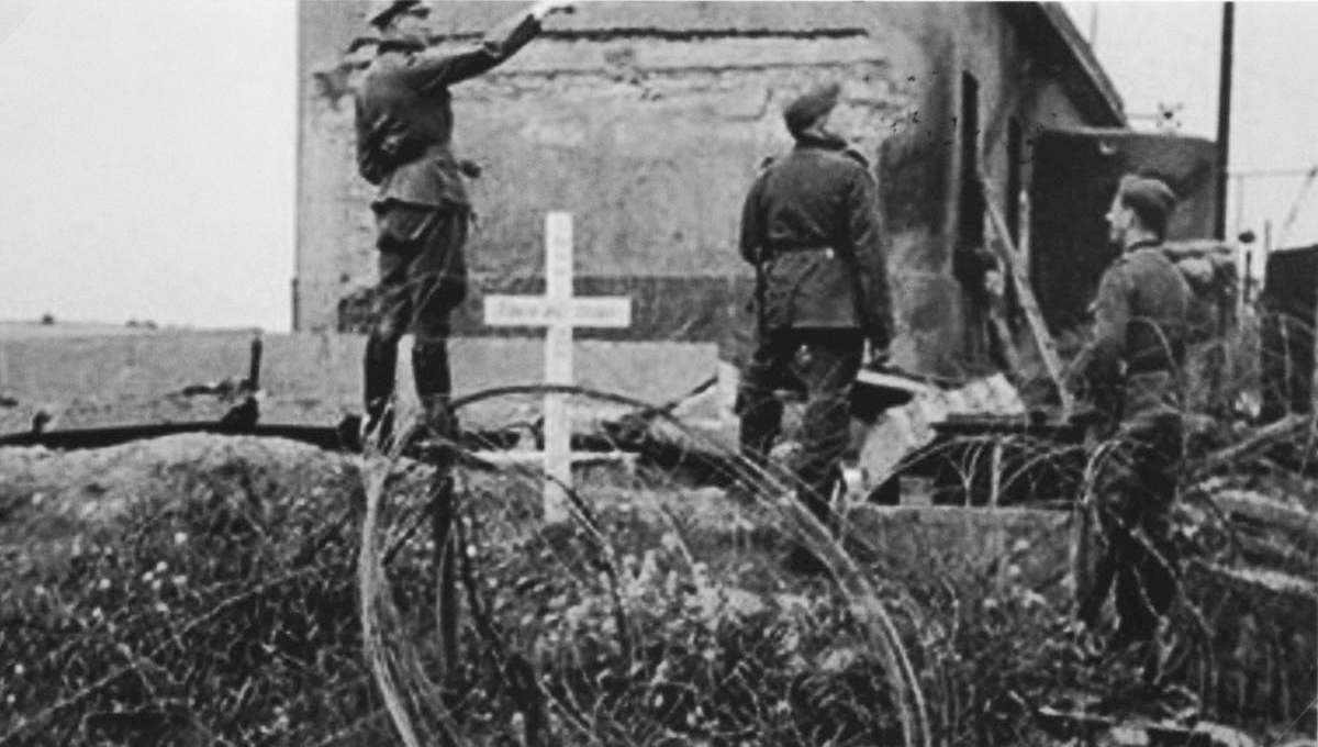 Ligne Maginot - SCHRECKLING (MF DE) - (Poste GRM - Maison Forte) - Photo prise après l'assaut, tombe provisoire  de l'un des assaillants - Génie - Coll. Musée de la Moselle 1939-45 - Hagondange