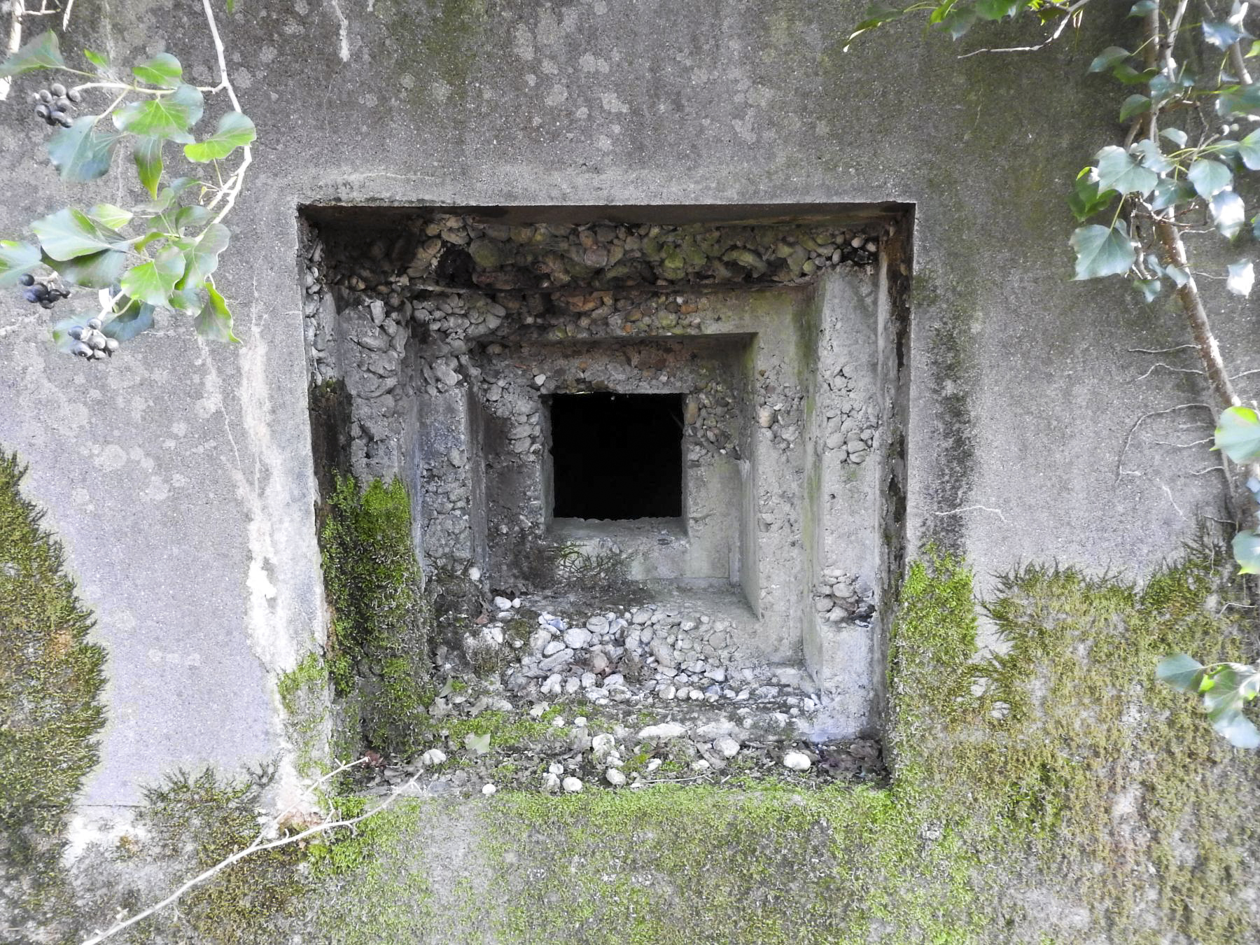 Ligne Maginot - BB163 - STUDEN NORD-EST - (Blockhaus pour arme infanterie) - La créneau secondaire pour FM orienté vers l'Ouest. - STENGER Mathieu
