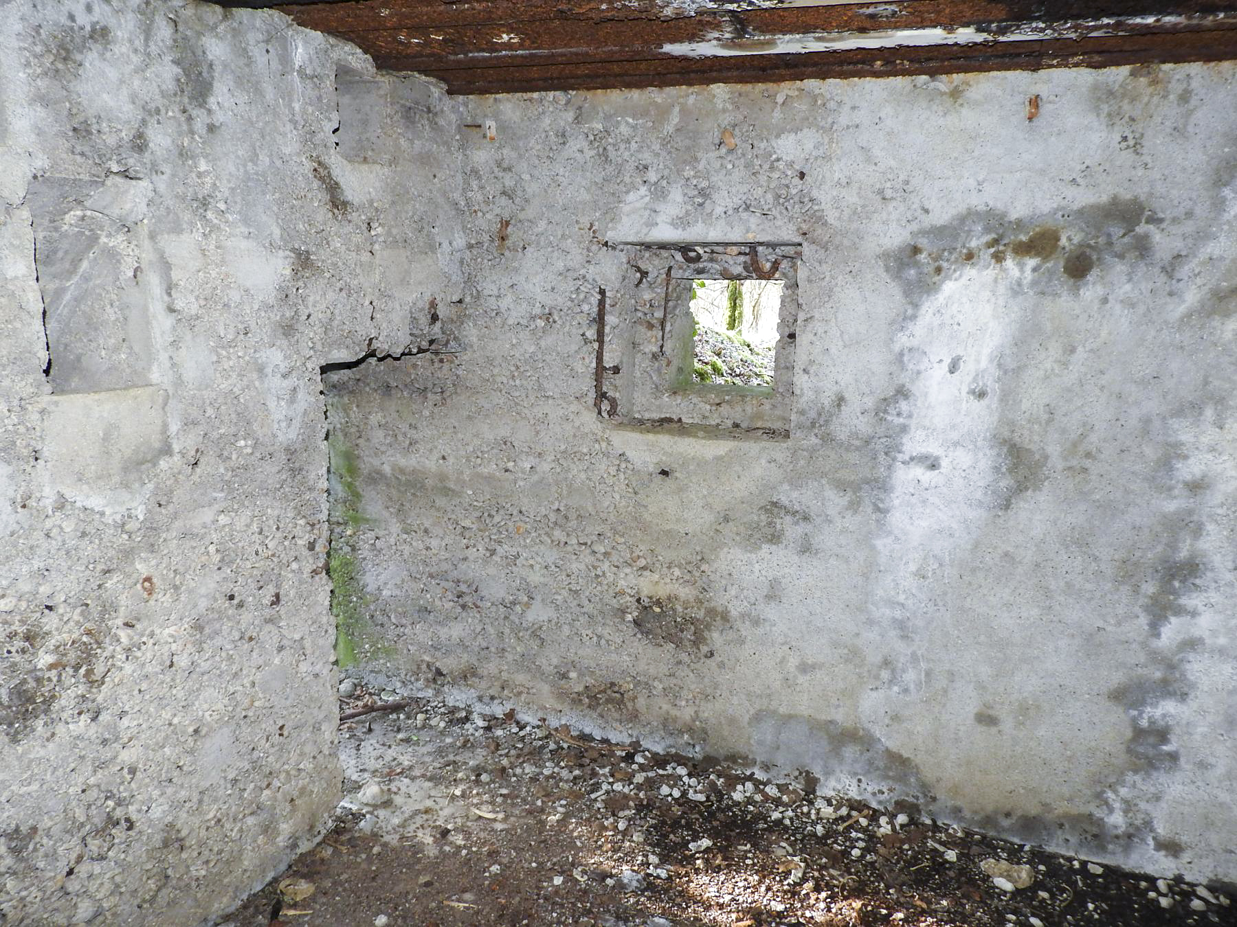 Ligne Maginot - BB163 - STUDEN NORD-EST - (Blockhaus pour arme infanterie) - L'intérieur du blockhaus inachevé ; l'entrée et le créneau FM. - STENGER Mathieu
