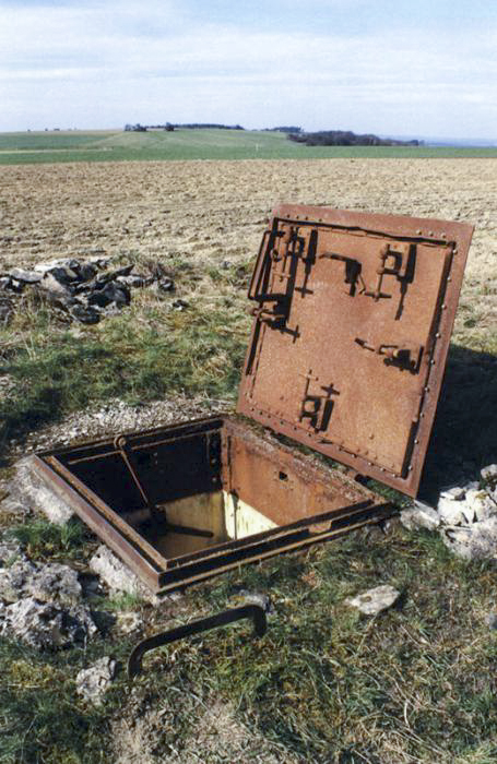 Ligne Maginot - 11A (Chambre de coupure - Avec central) - Vue de la trappe d'accés, noter les verrous sur la trappe. Cette disposition est inhabituelle - Pascal LAMBERT