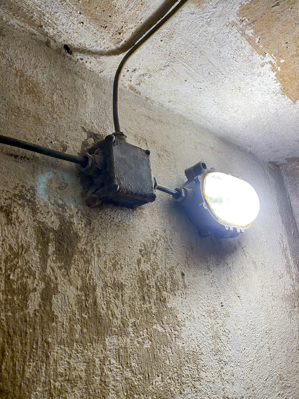 Ligne Maginot - BOIS DE KANFEN OUEST - C42 - (Casemate d'infanterie - Simple) - Étage inférieur : Remise en état du système d'éclairage du couloir. - Rominoutche