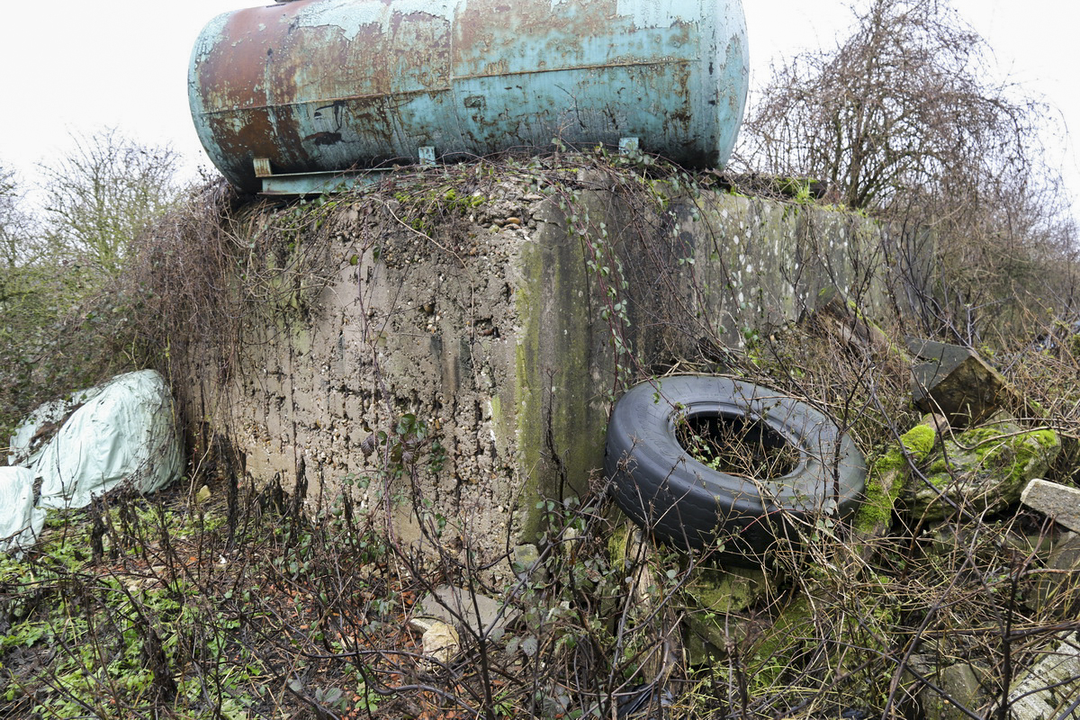 Ligne Maginot - OBERVISSE EST - (Blockhaus pour arme infanterie) - Blockhaus en grande partie remblayé. Face créneau à droite - Alain Perouffe