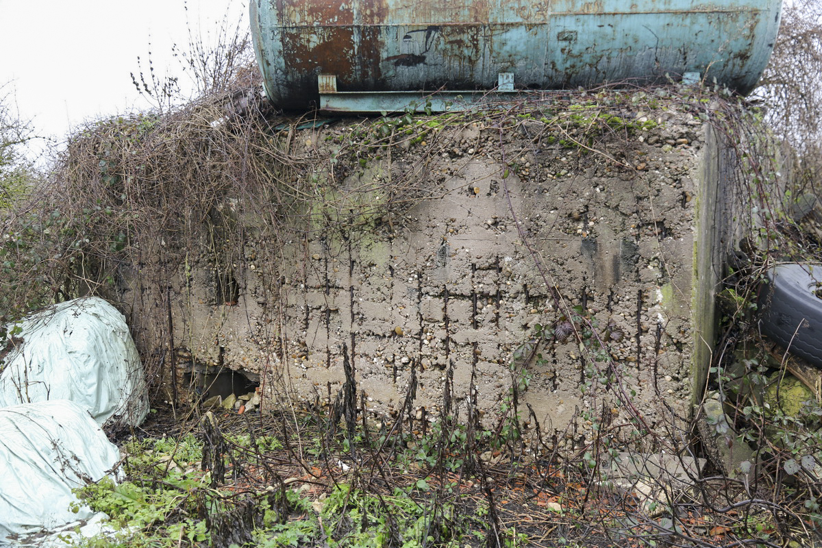 Ligne Maginot - OBERVISSE EST - (Blockhaus pour arme infanterie) - Blockhaus en grande partie remblayé. Face entrée - Alain Perouffe
